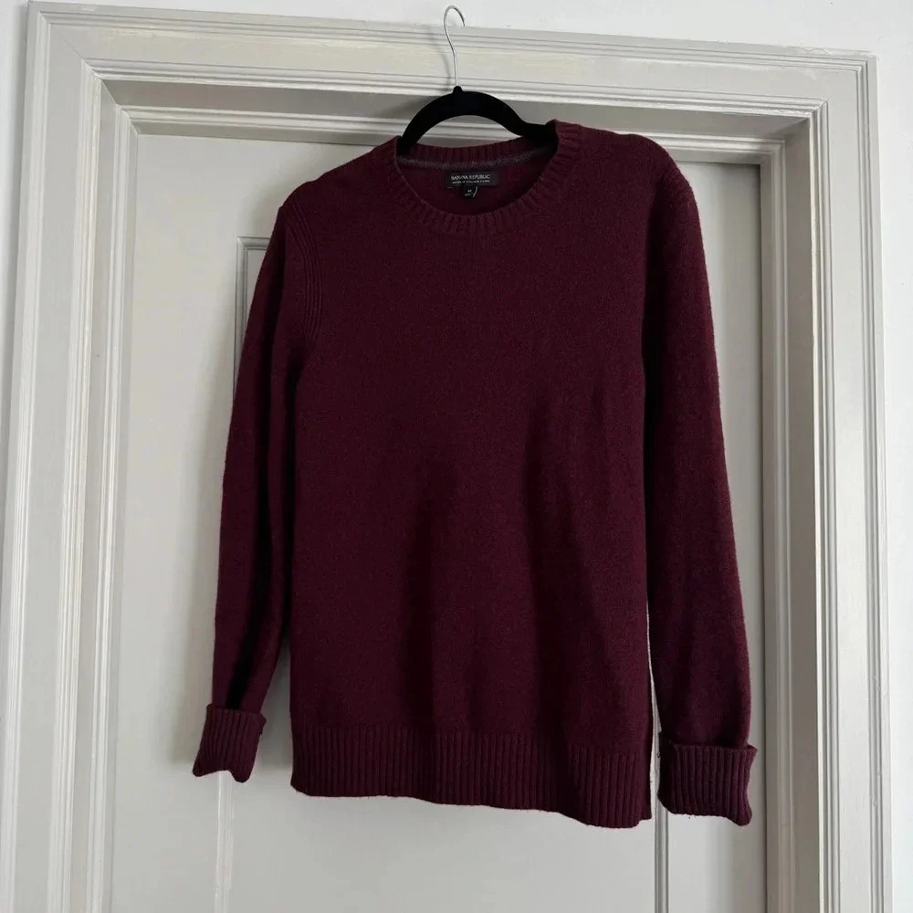 Men’s deep burgundy Banana Republic 100% merino Italian wool sweater size M